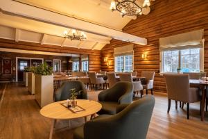 Nordkjosbotn沃兰哲西泰斯特酒店的餐厅拥有木墙和桌椅