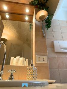 洛科罗通多Terratetto Locorotondo Sweet Guest House的一间带水槽和镜子的浴室
