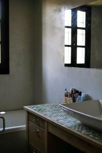 寇特Chorto Garden Home的浴室配有盥洗盆、镜子和浴缸