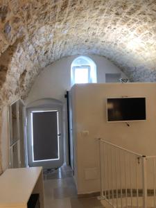 奥斯图尼Cà Giò的一间设有石墙和一扇窗户的门的房间