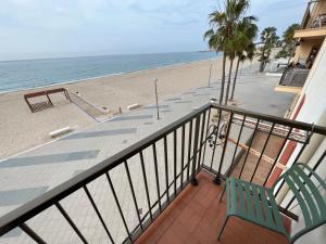 托里代巴拉El Popet de Baix a Mar的阳台设有长凳和海滩