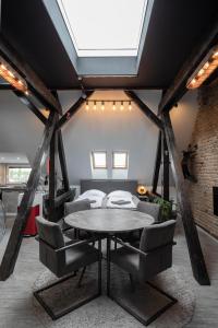 柏林Ferienwohnungen Marquardt的配有桌椅和床的房间
