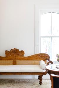 滨湖尼亚加拉Woodbourne Inn的木凳,坐在带窗户的房间里