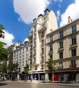 巴黎卡纳尔里贝德尔酒店的一条城市街道上的白色大建筑