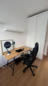 里斯本Charming apartment in Lisbon的办公室,配有桌子、椅子、书桌和灯