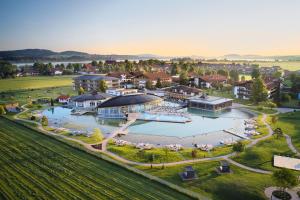 施万高Das König Ludwig Inspiration SPA的享有带大型游泳池的度假村的空中景致