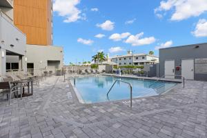 卡纳维拉尔角TownePlace Suites by Marriott Cape Canaveral Cocoa Beach的一座位于庭院的大型游泳池,庭院内有一座建筑