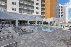 卡纳维拉尔角TownePlace Suites by Marriott Cape Canaveral Cocoa Beach的大楼前的游泳池