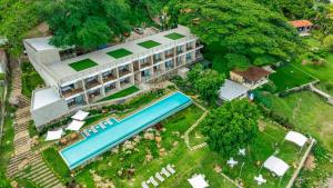 El CongoCardedeu Hotel Lago de Coatepeque的享有带游泳池的大楼的顶部景致