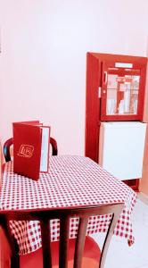里约热内卢利普斯汽车旅馆（仅限成人）的冰箱旁红色桌子和红色盒子