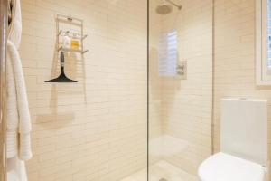 布莱顿霍夫BRIGHTON BEACH APARTMENT Parking Free On-site的浴室设有玻璃淋浴间和卫生间