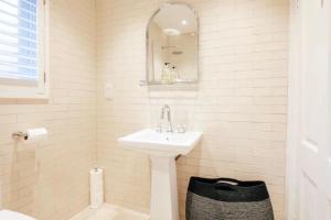 布莱顿霍夫BRIGHTON BEACH APARTMENT Parking Free On-site的白色的浴室设有水槽和镜子