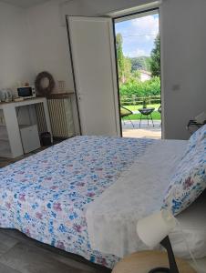 卡萨诺韦Sleep & Fly Malpensa的一间卧室设有一张床和一个滑动玻璃门