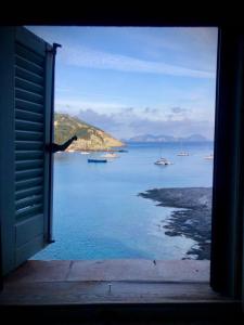 蓬扎Maridea - La Caletta - Luxury Villa的享有海湾美景的窗户,在水中设有船只