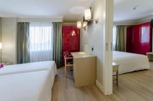 里斯本欧力斯普马克思德萨酒店的酒店客房带两张床和一间浴室