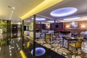 里斯本欧力斯普马克思德萨酒店的酒店大堂设有带桌椅的餐厅