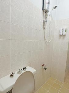 合艾Kong Khong Homestay的带淋浴、卫生间和盥洗盆的浴室