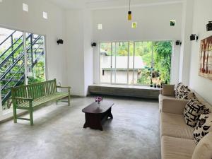 康提Everdew Kandy的带沙发和咖啡桌的客厅