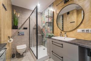 斯图托沃Flatbook Apartamenty - Sztutowo Baltic Sun -B-I-的一间带卫生间、水槽和镜子的浴室