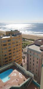 德班1403 on 10 South Beach的从度假村的阳台上可欣赏到海滩景色