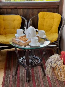 梅斯蒂亚Apartment Gabliani的茶杯和饼干的茶几