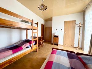 弗瓦迪斯瓦沃沃Promyk的一间卧室配有两张双层床和一张书桌