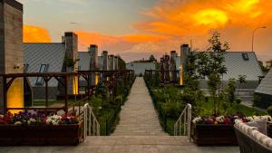 埃尔祖鲁姆In The Garden Ilıca Thermal Resort Hotel & Aqua Park的花园内种有鲜花,享有日落美景
