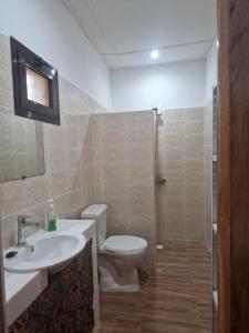 斯基灵角La Cazasamba的浴室配有卫生间、盥洗盆和淋浴。