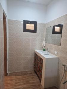 斯基灵角La Cazasamba的一间带水槽和镜子的浴室