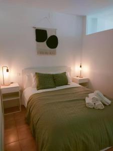 马德里San Centro Airport IFEMA Wizink Metropolitano Apartments的一间卧室配有一张带2个床头柜的大床