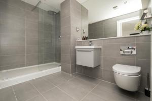 索利赫尔Brand New 2 bedroom apartment Centre of Solihull的浴室配有白色卫生间和淋浴。