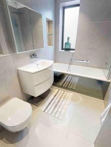 The HydeENTIRE PENTHOUSE WITH HUGE BALCONY的白色的浴室设有卫生间和水槽。