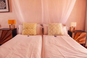 维拉韦德Villa "La Estrella" - el Paraíso with private Jacuzzi的卧室内的一张带白色床单和枕头的床