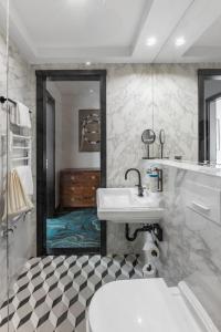 布拉格numa I Republika Rooms & Apartments的一间带水槽和镜子的浴室