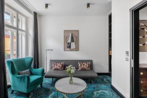 布拉格numa I Republika Rooms & Apartments的客厅配有沙发和桌子