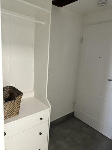 卡尔斯鲁厄Ochsen-Durlach的配有白色橱柜和白色梳妆台的衣柜