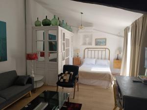 卡萨尔德卡塞雷斯Casa Batalla的一间卧室,床上配有一张绿花瓶床