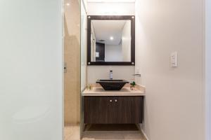 波哥大Soy Local Usaquen的一间带水槽和镜子的浴室