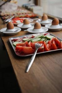 布尔诺Wake Up Wellness Hostel的桌上放有鸡蛋的盘子的桌子