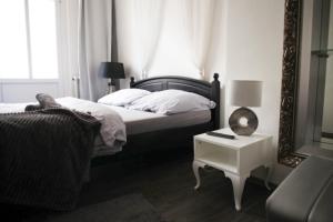 布尔诺Wake Up Wellness Hostel的一间卧室配有一张带镜子和桌子的床