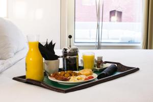 查塔努加查塔努加假日酒店及套房的桌上的早餐盘和橙汁