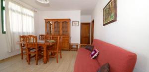 塔马达斯特Apartamento Bajo en el Tamaduste Zona Privilegiada的客厅配有红色的沙发和桌子