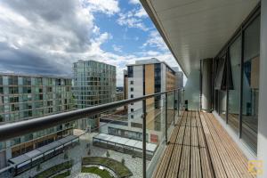 米尔顿凯恩斯Luxury 2-bed In central MK By Valore Property Services的阳台享有部分建筑的景致。