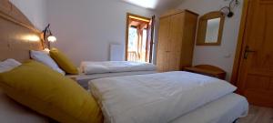 SirorLocanda Val Canali的一间卧室设有两张床和窗户。