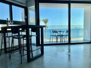 帕福斯Sea La Vie #2 - Luxury Seaview apartment的配有桌椅的海景客房
