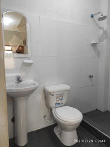曼克拉La Casa de Joan的白色的浴室设有卫生间和水槽。