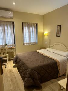 托莱多Trípolis Toledo的一间卧室配有一张大床和一张书桌