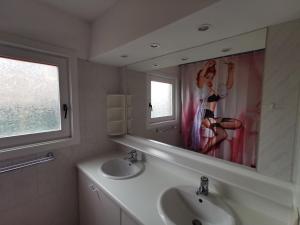 德哈恩Izzy's Rainbow House的一间带两个盥洗盆和大镜子的浴室