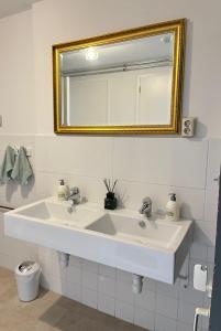 奈梅亨巴巴罗萨旅馆 的浴室设有白色水槽和镜子