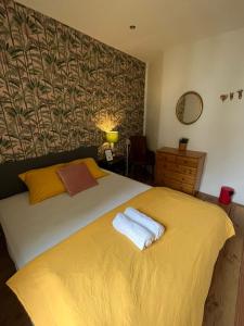 奈梅亨巴巴罗萨旅馆 的一间卧室配有一张床,上面有两条毛巾
